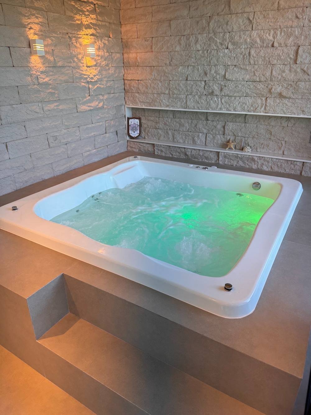 Spa embutido em alvenaria com iluminação interna