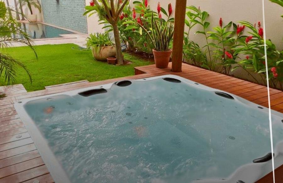 Spa de hidromassagem instalado em deck de madeira na área externa