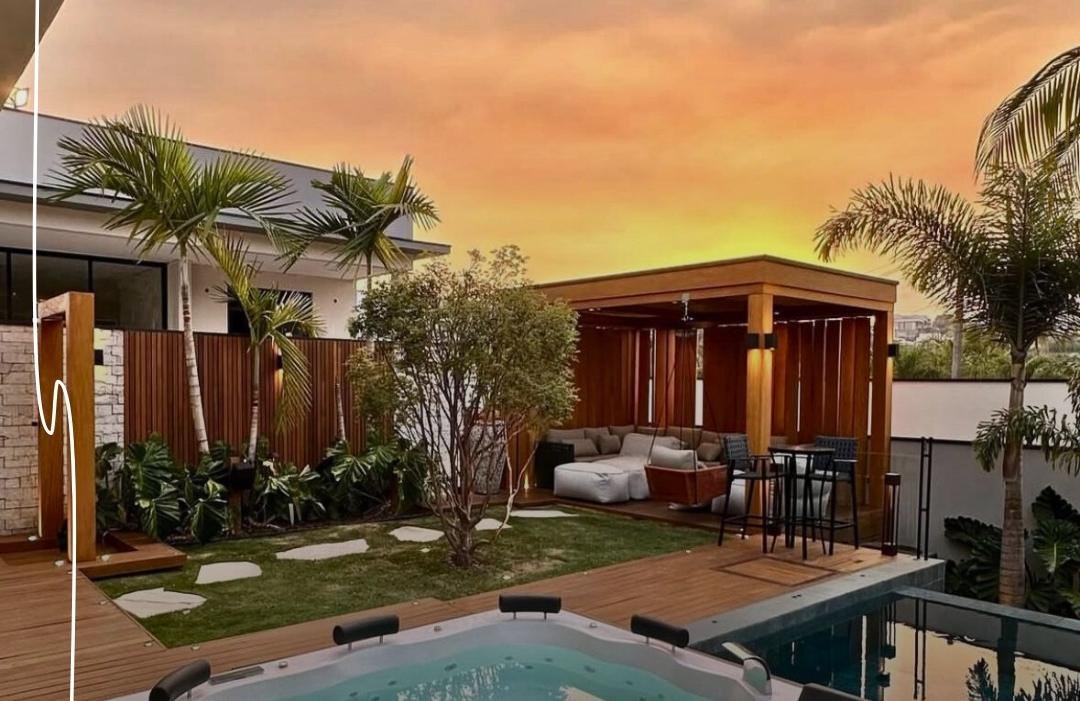 Spa de hidromassagem em deck de madeira ao entardecer